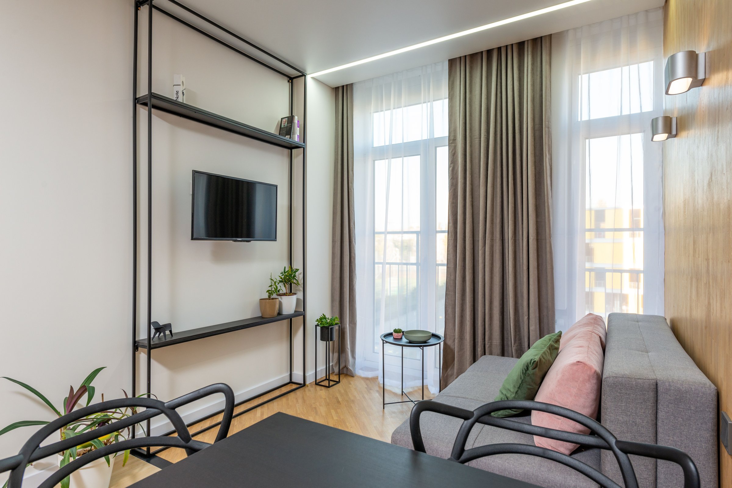Interior contemporan cu ferestre ample, perdele albe și draperii în tonuri neutre; fotografie de inspirație.